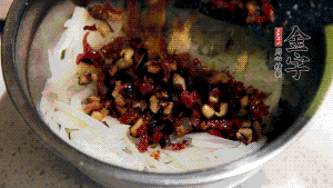 在蒸盤中鋪上油紙，鋪好食材后壓一壓，蒸箱中蒸30分鐘即可。（蒸好的蘿卜糕切成厚片，用少量油煎一下，撒點(diǎn)蔥花口味更好。）