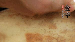 金字香腸切片，藕去皮切薄片備用。