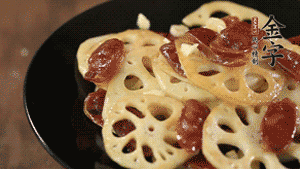 出鍋前加少許鹽調(diào)味，撒上蔥花即可。