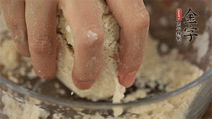 揉勻成光滑的面團(tuán)后，醒發(fā)半小時。