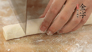 均勻切段后搓成長條狀，繞到香腸上，以紅豆點綴眼睛。