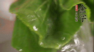 小青菜從根部掰開，分別洗凈。