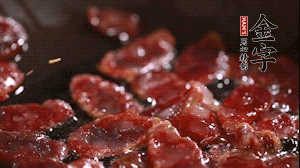 鍋中油7成熱時(shí)，香腸片翻炒均勻，然后依順序加胡蘿卜絲、小青菜、面條。