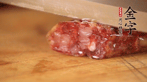 金字土香腸斜切成片。