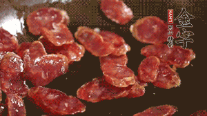 鍋中油7成熱時，，先放香腸煸香，再放荷蘭豆、小玉米均勻翻炒。（可淋點料酒或清水讓香腸口感軟一些）