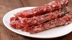 金字香腸切成薄片。