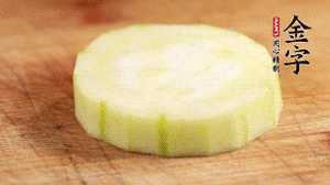 將香腸片鋪到絲瓜圈上。