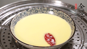 將香腸片均勻鋪上，繼續(xù)蒸6分鐘。