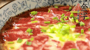 出鍋前淋上少許生抽、香油調(diào)味，撒上蔥花就可以了。