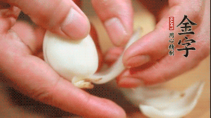 鮮百合花瓣剝成片。