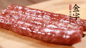 金字金華香腸整根入蒸鍋，蒸熟后切成片。