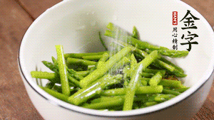 將調(diào)料放入準(zhǔn)備好的食材中，攪拌均勻。