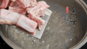 剁成塊狀的排骨洗凈，放入沸騰的鍋中，加姜片汆燙，2分鐘后撈出備用。