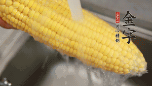 蓮藕切塊、玉米切段、荸薺削皮。