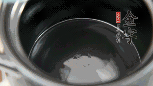 依次把排骨、玉米、蓮藕、荸薺放入砂鍋中。（根據(jù)食材的難易熟度放置，難熟的放下面，其他湯品也是一樣。）