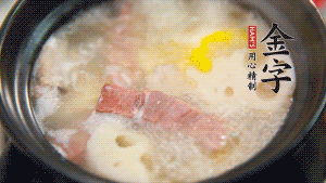 出鍋前加適量鹽調(diào)味，撒香菜點(diǎn)綴就可以啦。