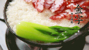 5分鐘后，在鍋邊用勺子淋一圈少少的油。打雞蛋，放青菜，把調(diào)好的醬汁倒入。（在米飯周圍用小勺沿著鍋邊淋上一圈油，是為了吃到地道的鍋巴。這個(gè)過程可以稍微轉(zhuǎn)動(dòng)下鍋，使四壁受熱均勻。）