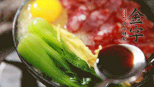 小火繼續(xù)燜，聞到米飯焦香關(guān)火繼續(xù)燜2分鐘。（微微的火力讓米飯和香腸融為一體，滋味互相滲透，又不至于讓米飯成熟太快而導(dǎo)致煳底。）