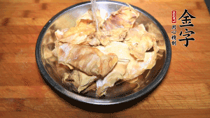 筍干冷水泡發(fā)至軟，切成小段，生姜切成片備用。