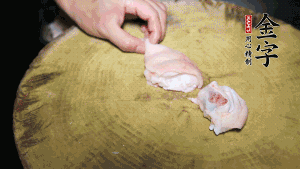 新鮮豬蹄切成塊狀，冷水入鍋，加姜片、黃酒汆燙3分鐘，出鍋后洗凈。（要先將豬蹄的蹄甲和毛處理干凈，如果有毛扎扎的感覺，非常影響口感。大火燒開后，撇去血沫，要多撇幾遍至干凈，這樣才可使湯色更鮮亮、清淡不油膩。）