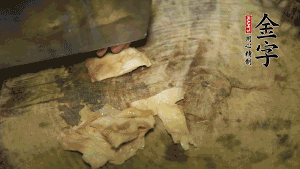 加適量溫水淹沒食材，大火燉至水沸后再小火慢燉1小時(shí)，出鍋前10分鐘加枸杞。（焯過(guò)水后的豬蹄不應(yīng)再用涼水，用溫水燉煮更容易軟爛。也可以用高壓鍋或者有煲湯功能的電飯煲，省時(shí)又便于入味。）