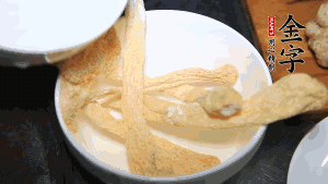 竹蓀淡鹽水泡發(fā)后，剪去菌蓋頭（封閉的一端），切成小段。生姜切片，蔥切段備用。