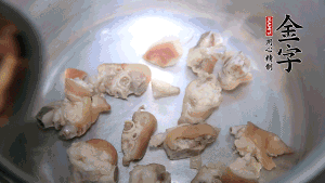 煎至兩面略金黃時，加適量熱水燉至奶白。