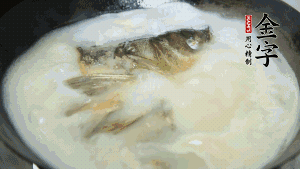 然后加竹蓀段、姜片、枸杞、火腿片，以少量鹽、黃酒調(diào)味，大火燉煮10分鐘。