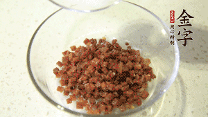 【月餅餡】2．火腿丁、白砂糖、蜂蜜攪拌腌漬2小時。