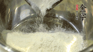 【油皮】1．將油皮材料放入料盆中，緩緩加100ml水，攪拌成雪花片狀。在案板上反復揉搓成有一定筋度的光潔面團，搓成12個團子。