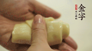 【包月餅】1．面劑兩頭向中間捏緊， 把光滑一面向下，按扁后搟成圓形面皮。餡料放在面皮中心，把餡料包緊，捏緊收口。