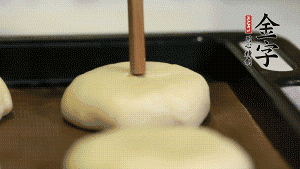 【包月餅】2．收口向下放在案板上，輕輕將月餅坯按扁，用筷子點紅點做裝飾?？鞠漕A熱至170℃，月餅放在中下層，烤17分鐘左右。