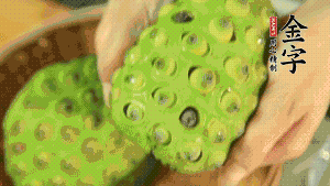 從蓮蓬中取出新鮮蓮子，剝?nèi)ネ鈿ず螅傩⌒膭內(nèi)グ咨∧?。（剝掉白色薄膜的蓮子口感上會更嫩，入口更顯清甜）