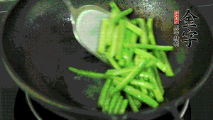 鍋中倒油，油溫7成熱時，放入四季豆煸炒至變色，然后放入香腸均勻翻炒，加少許清水燜煮1分鐘。