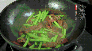 然后再加入鮮蓮子一起翻炒，至熟后加少許鹽調(diào)味就可以了。