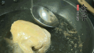 鴿子去毛和內(nèi)臟，處理干凈。大火燒開鍋中的水，放入鴿子汆燙3分鐘，撇清血沫，撈出備用。（為了保證湯色純正，肉類在煲制前要先去除殘留的血水，煲湯時一定要冷水下鍋，這樣肉里的蛋白質(zhì)才可以充分地溶解到湯里，湯的味道才會鮮美。）