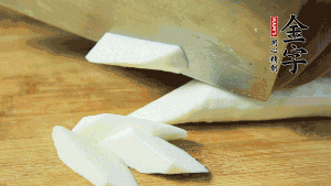 生姜刮去皮切成片，山藥去皮洗凈切成小塊備用。（山藥建議選擇軟糯的鐵棍山藥，口感上更好喲~）