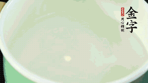 鍋中盛涼水，放入汆燙好的鴿子、火腿片、生姜片。