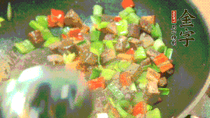 熱油起鍋，依次加入青椒塊、牛肉、大蒜煸炒均勻。