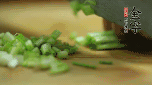 小蔥切成蔥花。