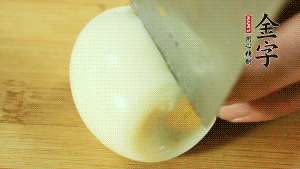 煮面條的同時把雞蛋煮好。