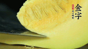 胡蘿卜切滾刀塊，小南瓜取一半去籽去皮切塊備用。