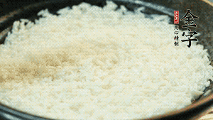 浸泡后的大米加入2湯匙生抽、1湯匙老抽調味。