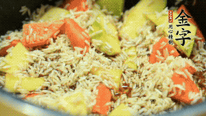 加入切好的胡蘿卜塊和南瓜塊、鹵牛肉塊攪拌均勻。放入電飯煲，按“煮飯模式”。