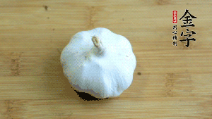 大蒜切成蒜末。（先把大蒜拍扁后，再切碎會容易很多。）