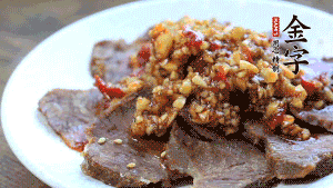 最后把醬汁淋到牛肉上即可，撒上芝麻、香菜。也可以把牛肉和醬汁攪拌均勻，讓牛肉與醬汁更加入味。