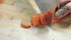 食材洗凈后，胡蘿卜切成塊，鮮香菇切成十字花刀備用。