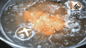 將烏冬面放入調(diào)好味的面湯中一起煮熟。（選擇烏冬面的原因，第一是因?yàn)椴锁B(niǎo)也能很好地做出成品，而不用擔(dān)心會(huì)糊鍋或者黏在一起；第二是因?yàn)榘咨拿鏃l，在夏天看起來(lái)更有食欲。）