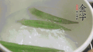 在煮面湯時(shí)，就可以做其他步驟了。比如把秋葵汆水，橫切成星星造型；雞蛋煮熟，切成兩半；黃瓜切成絲。