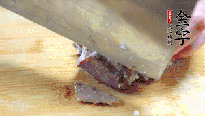 金字鹵牛肉打開(kāi)包裝，把牛肉切成片狀。（眼見(jiàn)為實(shí)，用一整塊牛肉鹵制的鹵牛肉哦，牛肉的香氣感覺(jué)撲鼻而來(lái)有木有！?。。?>
					</div>
					<span>步驟 6/7</span>
					<p>金字鹵牛肉打開(kāi)包裝，把牛肉切成片狀。（眼見(jiàn)為實(shí)，用一整塊牛肉鹵制的鹵牛肉哦，牛肉的香氣感覺(jué)撲鼻而來(lái)有木有?。。。?/p>
				</li><li>
					<div   id=